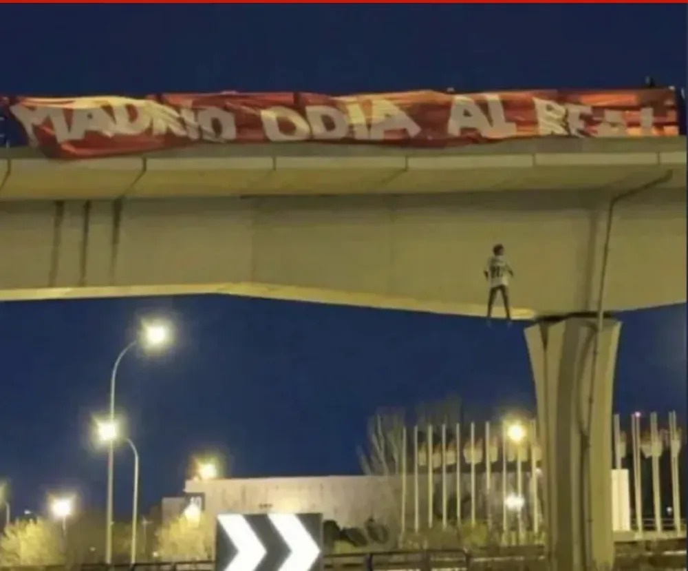 Boneco enforcado com blusa de Vini Jr foi pendurado em ponte de Madrid