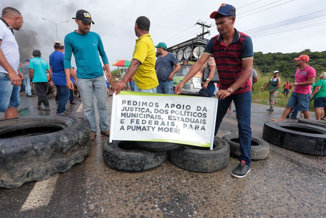 Setor canavieiro protesta em Palmares por contrato com cooperativa; trecho da BR-101 é interditado