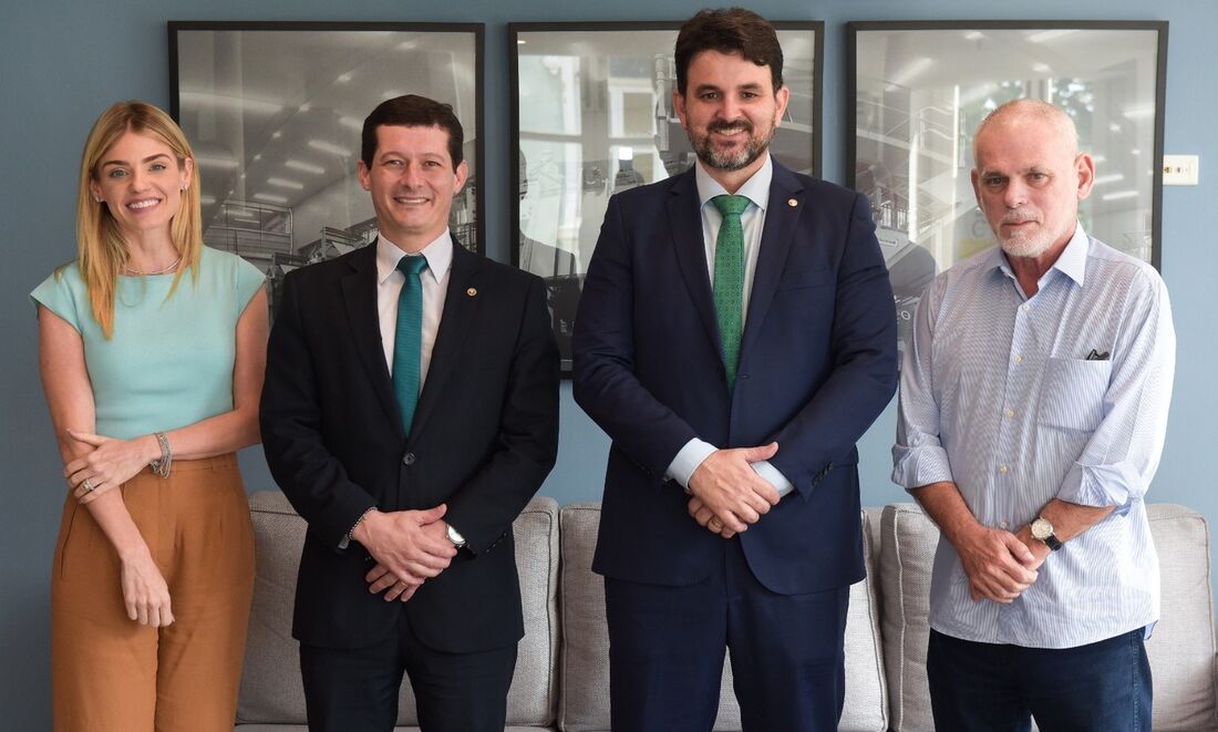 O defensor-geral Henrique Seixas e o novo corregedor Manoel Jerônimo ladeados pela diretora administrativa da Folha de Pernambuco, Mariana Costa, e pelo diretor executivo Paulo Pugliesi