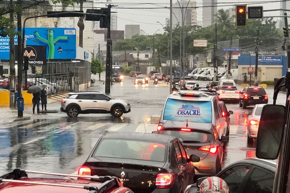 Chuvas causam alagamento no Recife