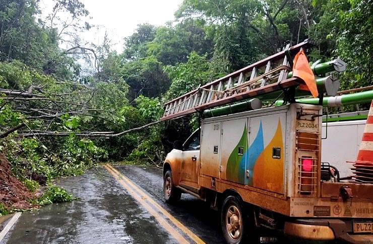 Alguns locais sofrem com as enchentes e deslizamentos, colocando em risco a segurança das pessoas
