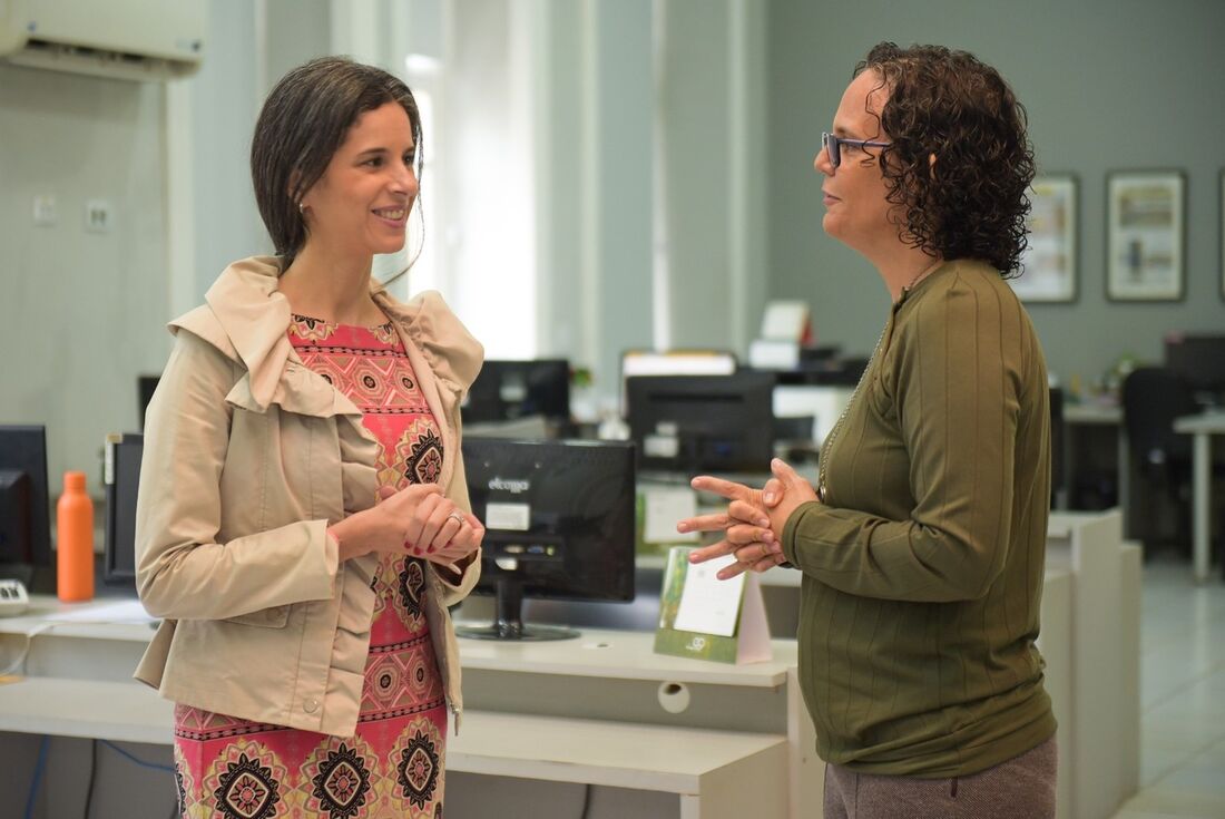 Mariana Luz, presidente da Fundação Maria Cecilia Souto Vidigal (esq.) e Leusa Santos, editora-chefe na Folha de Pernambuco (dir.)