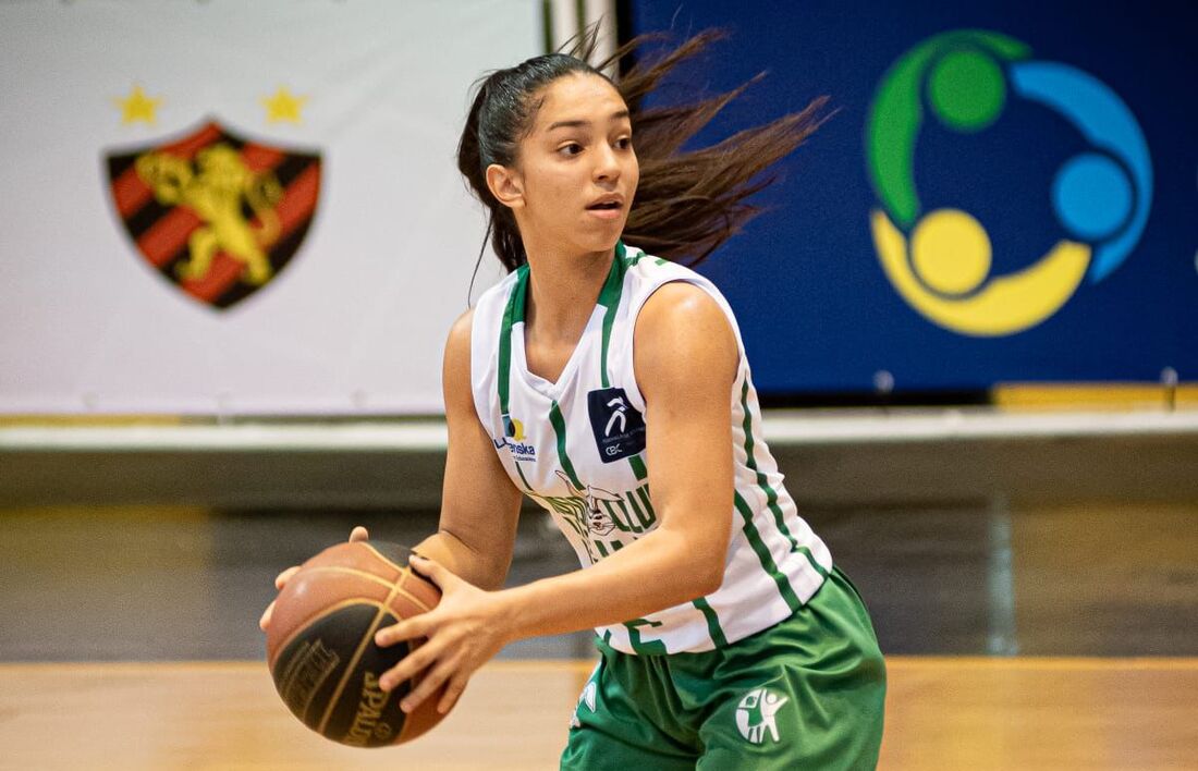 Jogadora brasileira de basquete conhece pai, ex-atleta da NBA, aos 25 anos  - 11/06/2021 - UOL Esporte