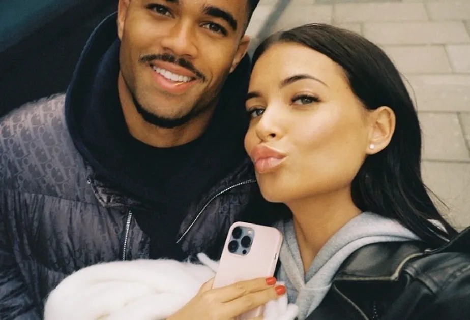 Jogador Justin Kluivert posa com a mulher