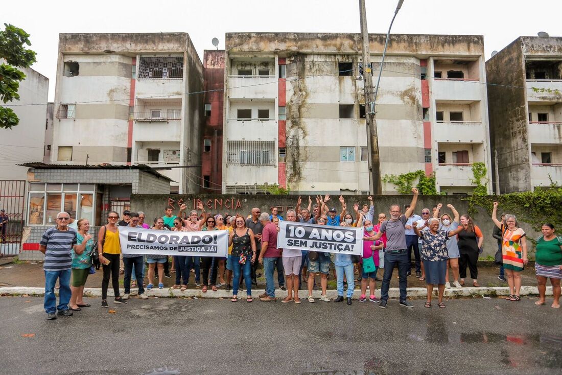 Moradores do Conjunto Residencial Eldorado, condenado em 2013, realizam ato para cobrar indenizações - Folha PE
