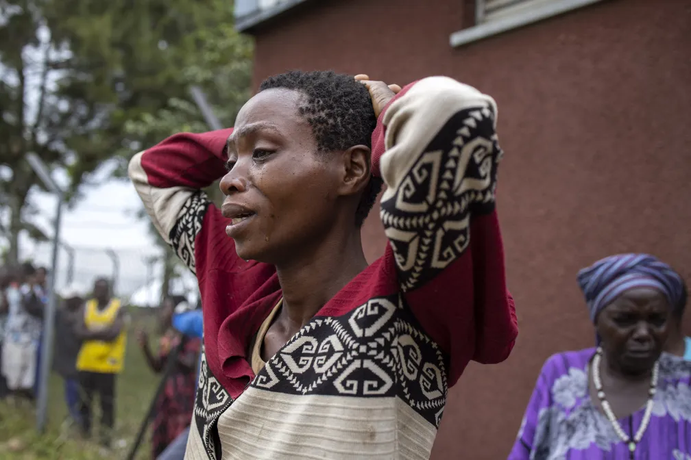 Familiares desolados reuniram-se neste domingo (18) em um necrotério de Uganda à procura de notícias dos seus entes queridos, após o ataque de um grupo rebelde que deixou 41 mortos em uma escola