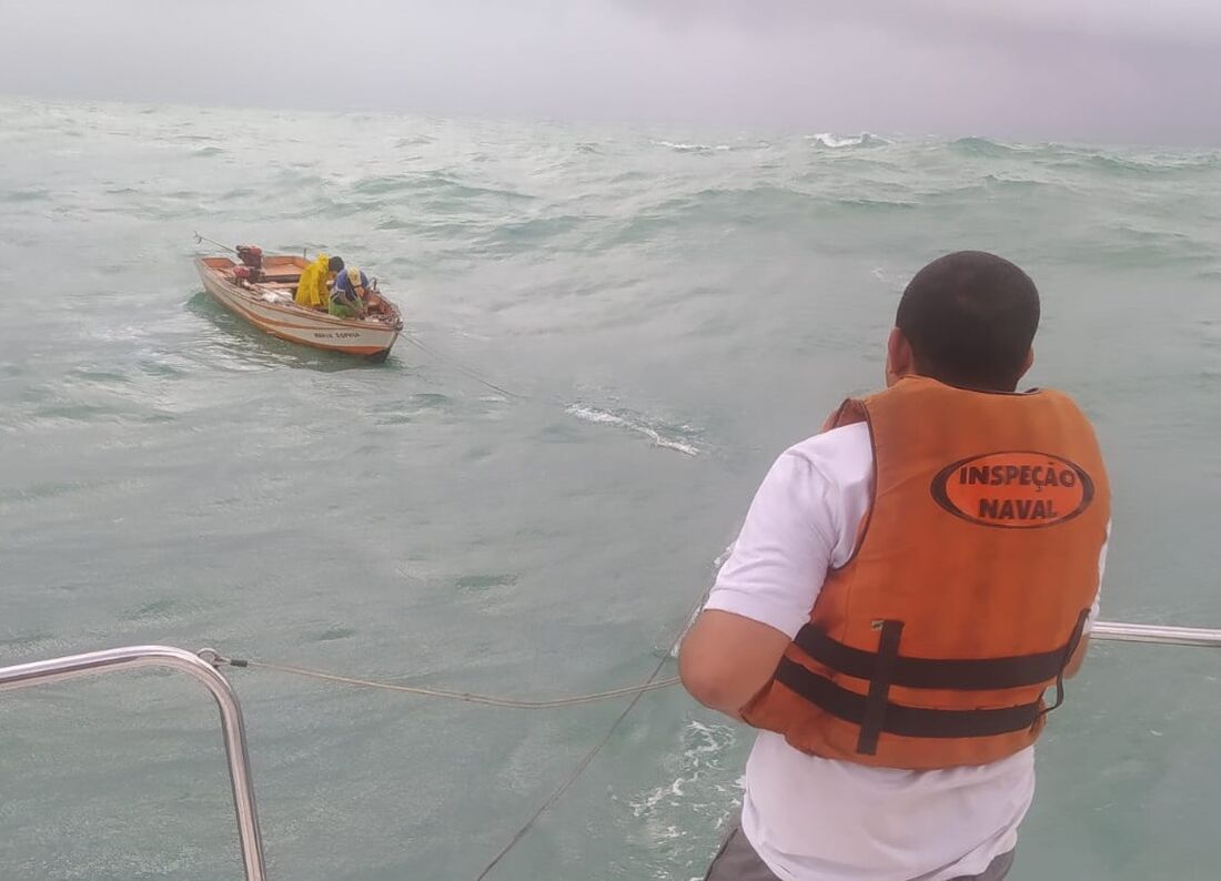 O barco, conhecido como baiteira, foi dado como desaparecido por volta das 20h do domingo (25)