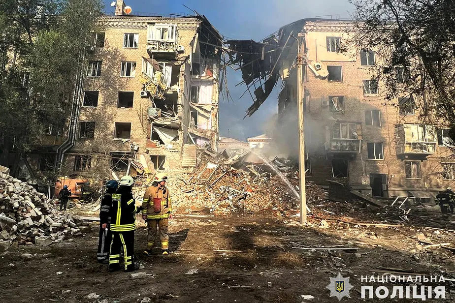 Prédio atingido em Zaporizhzhia, Ucrânia, após bombardeios russos 