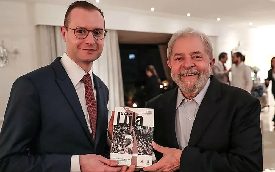 Lula com Cristiano Zanin, seu advogado nos processos da Lava-Jato. 