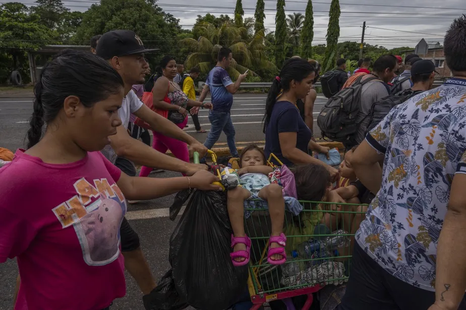 Caravana com imigrantes, muitos deles venezuelanos, atravessam a cidade mexicana de Tapachula, perto da fronteira com a Guatemala