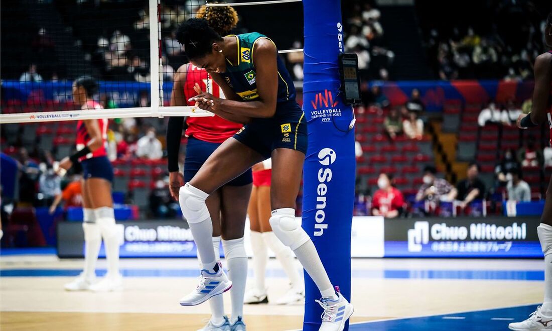 A seleção brasileira bateu a República Dominicana por 3 sets a 1 após estrear com revés diante da China e superar a Holanda no segundo desafio na competição