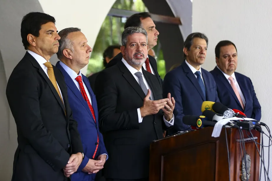 Articulação. Da direita para a esquerda, Haddad após reunião com os presidentes do Senado, Rodrigo Pacheco, e da Câmara, Arthur Lira, e os relatores da reforma tributária e do arcabouço fiscal, Aguinaldo Ribeiro e Claudio Cajado 