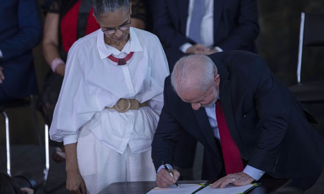 Presidente Lula e a ministra do Meio Ambiente, Marina Silva, assinando decretos e vetos durante Dia do Meio Ambiente