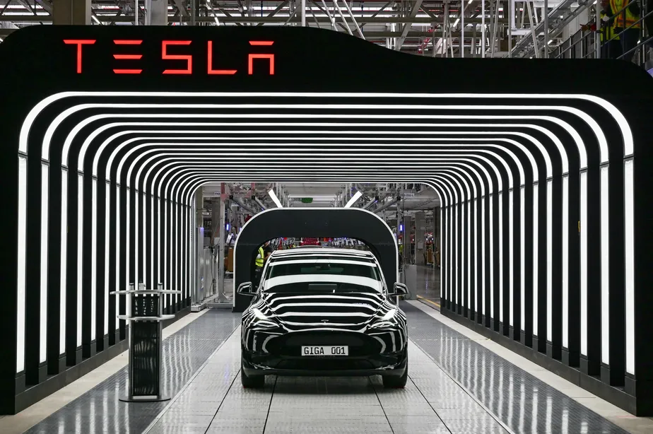 Carro modelo Y, da Tesla, empresa pioneira em veículos elétricos nos Estados Unidos 