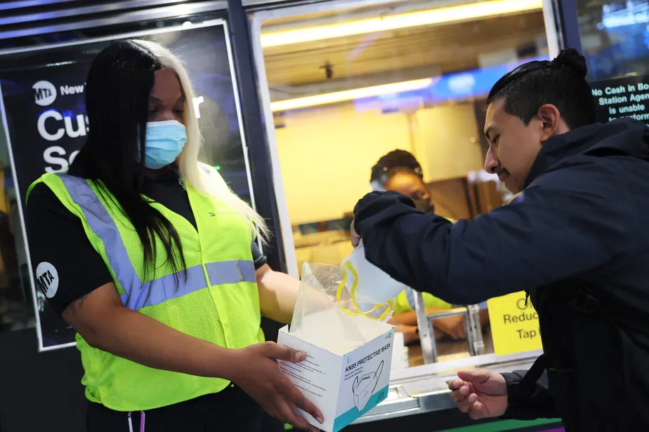 Moradores de Nova York, nos EUA, usam máscaras para se proteger de névoa após queimadas no Canadá 