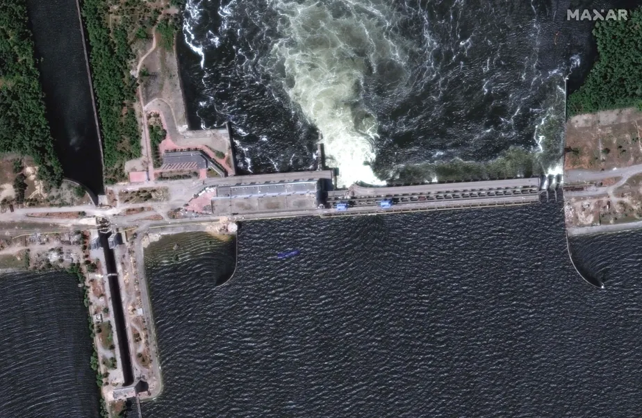 Foto de satélite mostra danos na barragem de Nova Kakhovka, em Kherson, na Ucrânia 