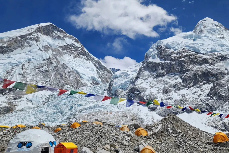 Tendas de montanhistas são montadas na base de acampamento em Solukhumbu 