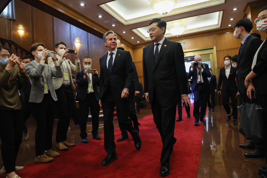 Secretário de Estado americano, Antony Blinken, é recebido pelo chanceler chinês, Qin Gang, em Pequim