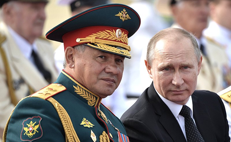  Vladimir Putin e Sergei Shoigu em um desfile militar