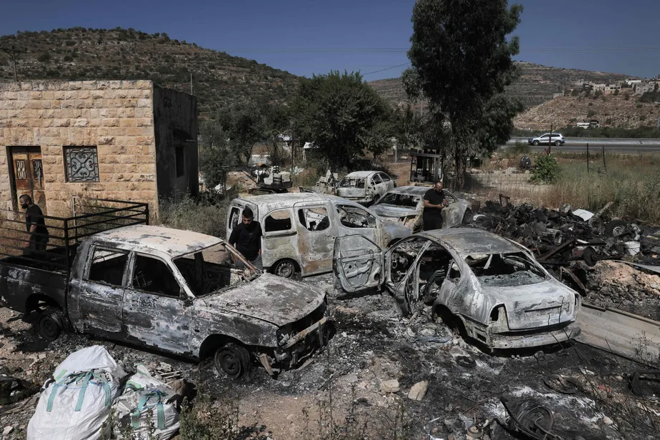 Carros incendiados durante explosão de violência na Cisjordânia 