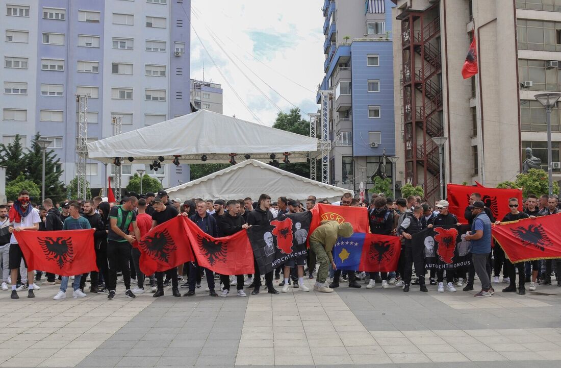 As tensões estão aumentando em Kosovo após a eleição de prefeitos de etnia albanesa em cidades de maioria sérvia, depois que a minoria étnica sérvia do país boicotou as eleições locais de abril no norte