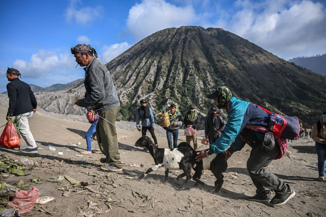 Membros do grupo subétnico Tengger se reúnem para apresentar oferendas na borda da cratera do vulcão ativo Mount Bromo, como parte do festival Yadnya Kasada em Probolinggo, província de Java Oriental