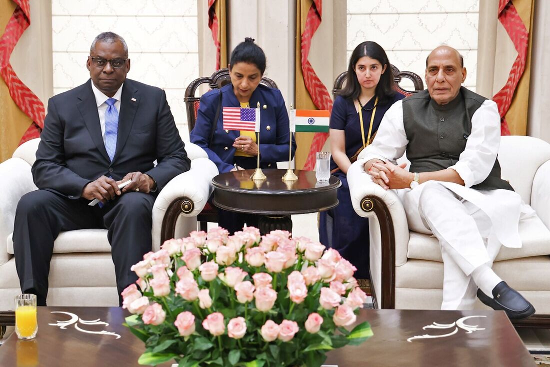 Ministro da Defesa da Índia Rajnath Singh e o Secretário de Defesa dos EUA Lloyd Austin durante reunião em Nova Delhi