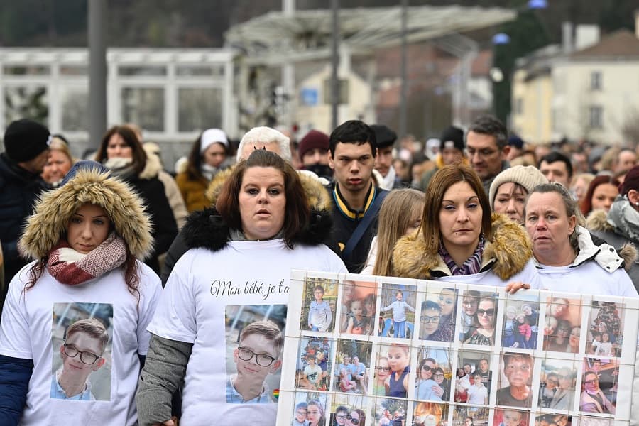 Amigos e familiares do adolescente que tirou a própria vida 