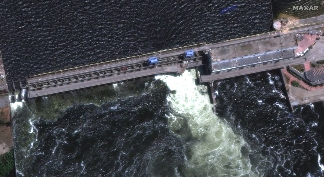 Visão mais próxima de uma estrada destruída e seção da barragem de Nova Khakovka 