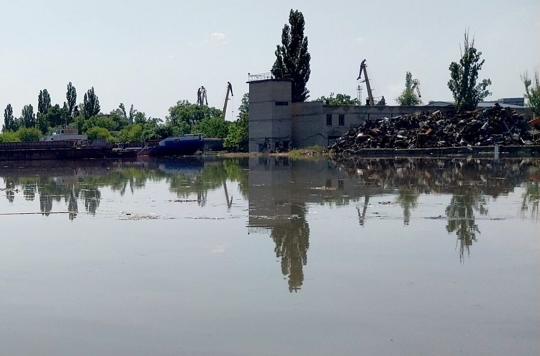 Área parcialmente inundada de Kherson após danos sofridos na barragem hidrelétrica de Kakhovka