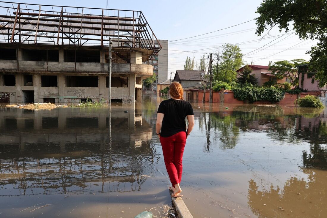 Rua inundada em Kherson, na Ucrânia, após explosão em represa