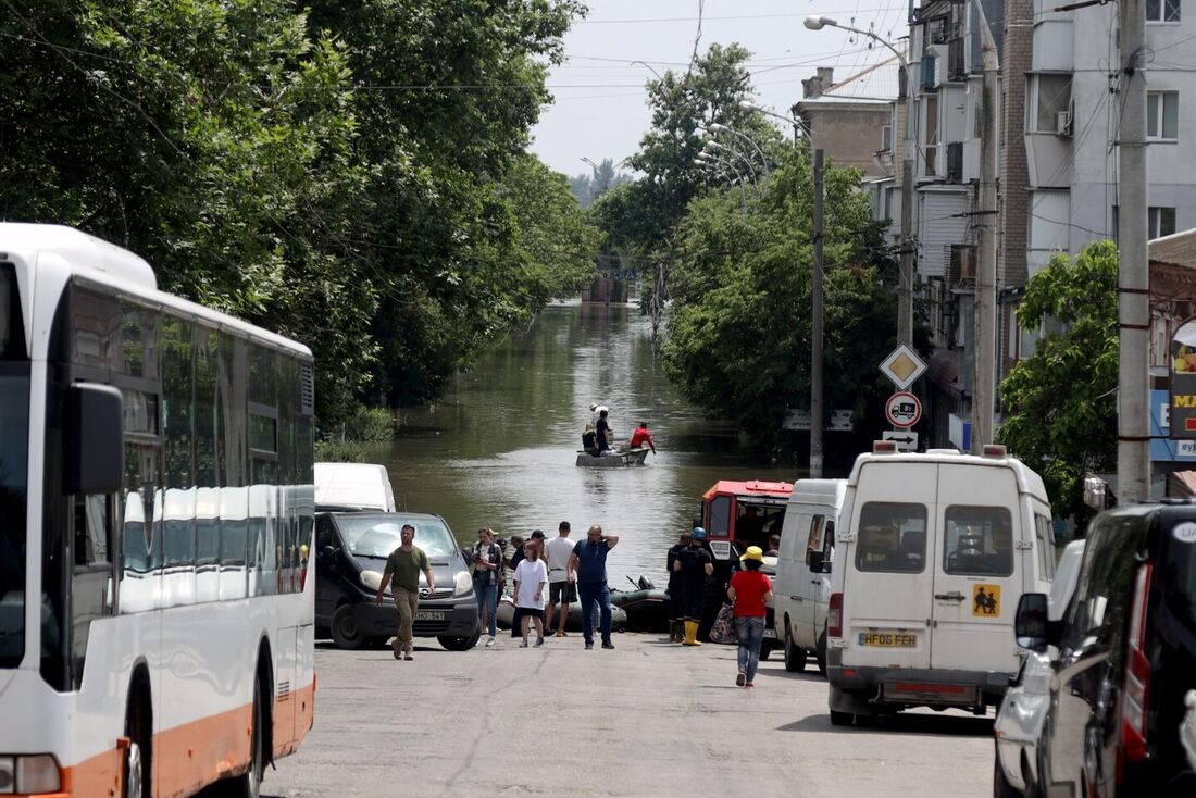 Ucrânia evacuou milhares de pessoas depois que um ataque a uma grande barragem controlada pela Rússia que desencadeou uma torrente de água, inundando duas dúzias de aldeias e provocando temores de um de um desastre humanitário e ambiental