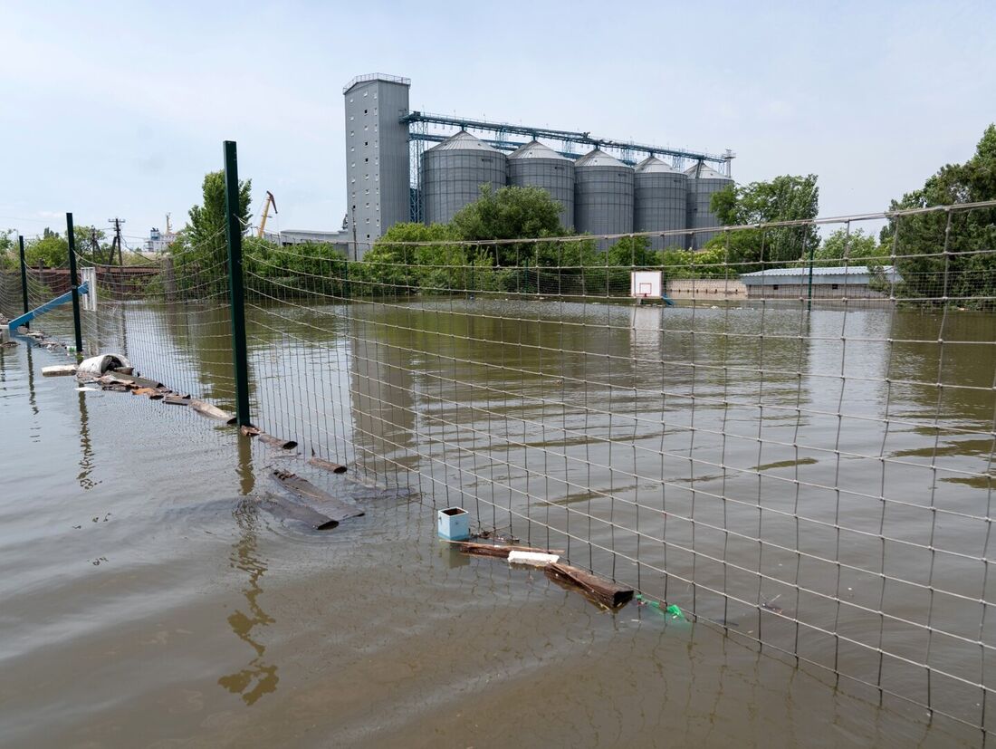 Níveis de água aumentaram na cidade após danos sofridos na barragem da usina hidrelétrica de Kakhovka