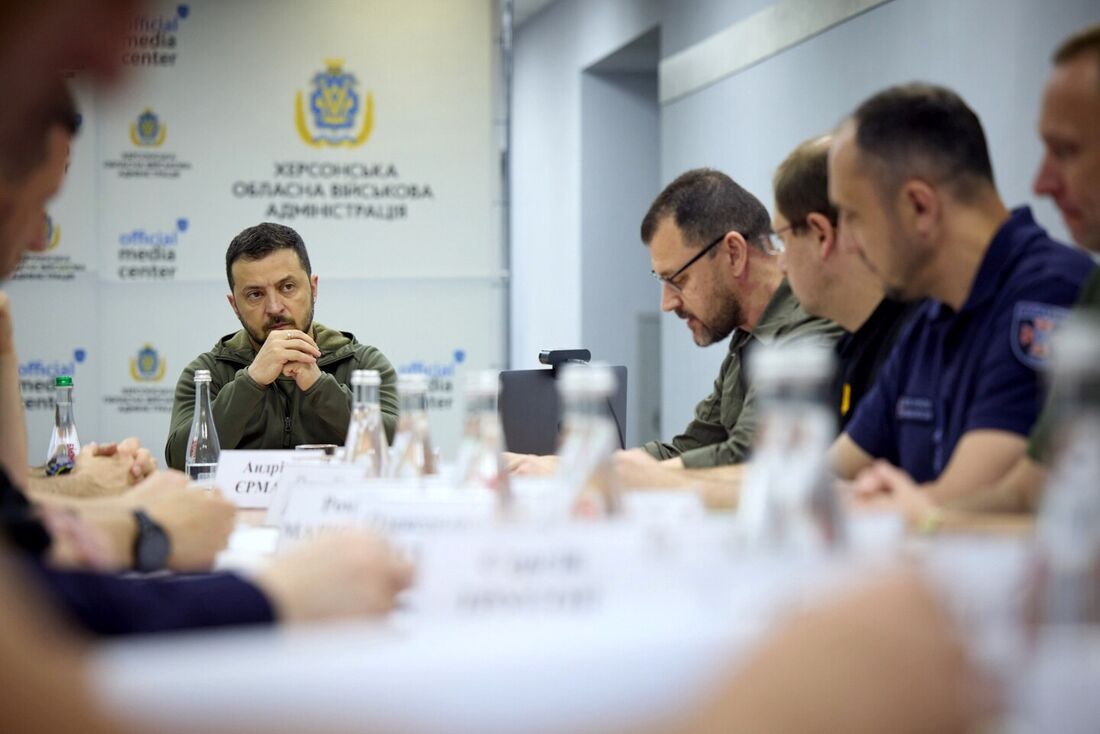 O presidente da Ucrânia, Volodymyr Zelensky (С), participa de uma reunião com as autoridades da cidade durante sua visita a Kherson, após inundações e danos sofridos na barragem da usina hidrelétrica de Kakhovka