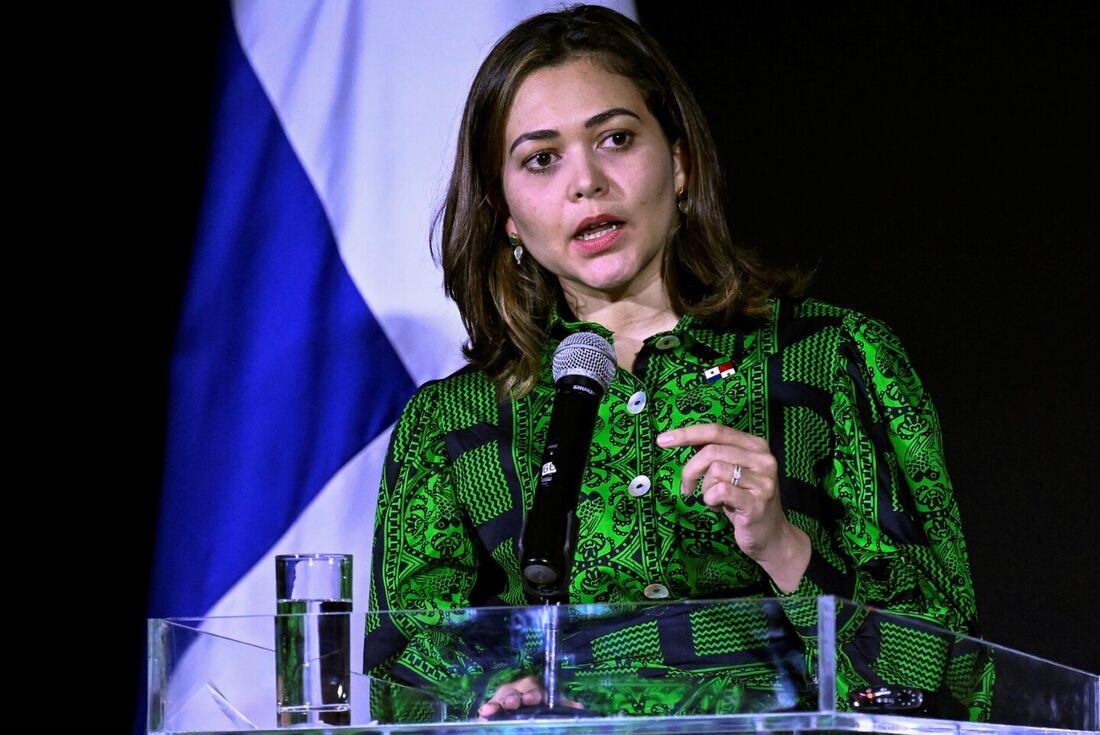 A ministra das Relações Exteriores do Panamá, Janaina Tewaney, fala durante uma coletiva de imprensa com a ministra das Relações Exteriores da Alemanha, Annalena Baerbock (fora de quadro) na Cidade do Panamá em 9 de junho de 2023