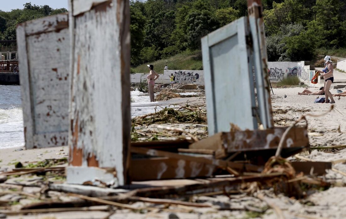 Escombros e lixo levados pelas enchentes para as praias de Odesa após danos sofridos na barragem