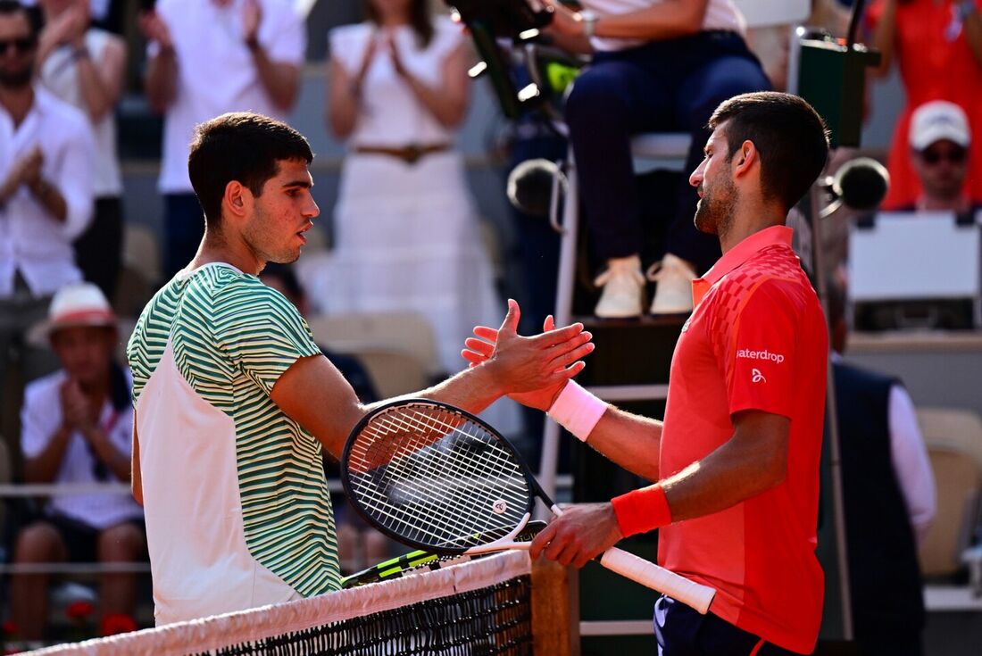 Jogo de Djokovic é interrompido por horário; sérvio cai sobre a rede e  sorri, tênis