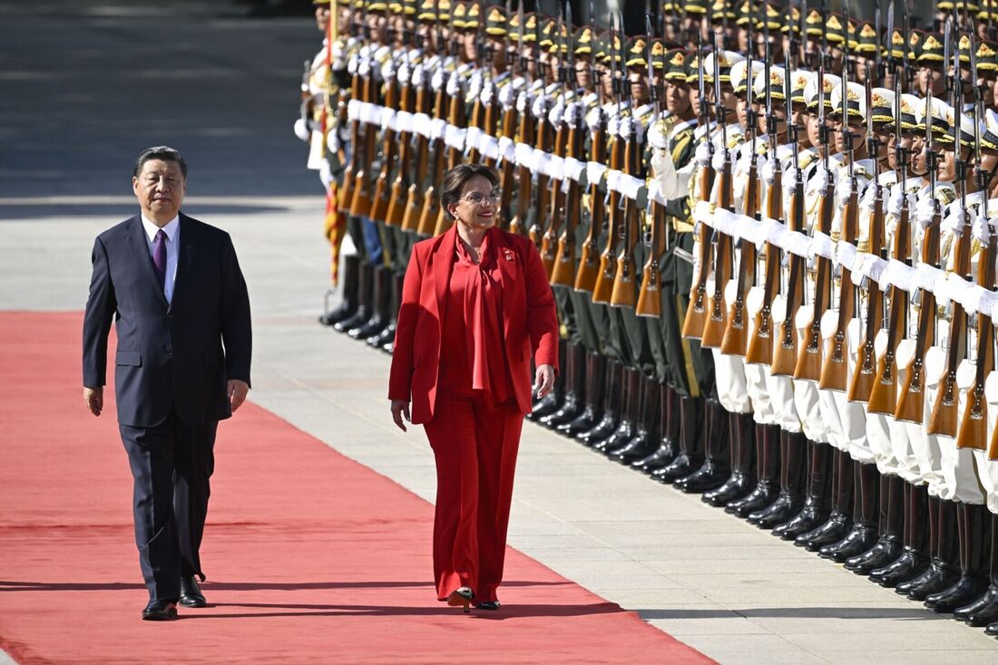 A presidente hondurenha Xiomara Castro (2&ordm; esq.) e o presidente da China, Xi Jinping (esq.), inspecionam os guardas de honra chineses durante uma cerimônia de boas-vindas do lado de fora do Grande Salão do Povo em Pequim.