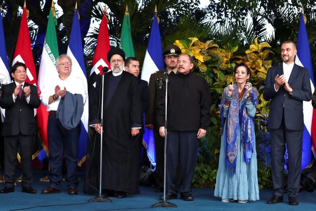 Presidente do Irã, Ebrahim Raisi (3-L), o presidente da Nicarágua, Daniel Ortega (3-R) e sua esposa, 