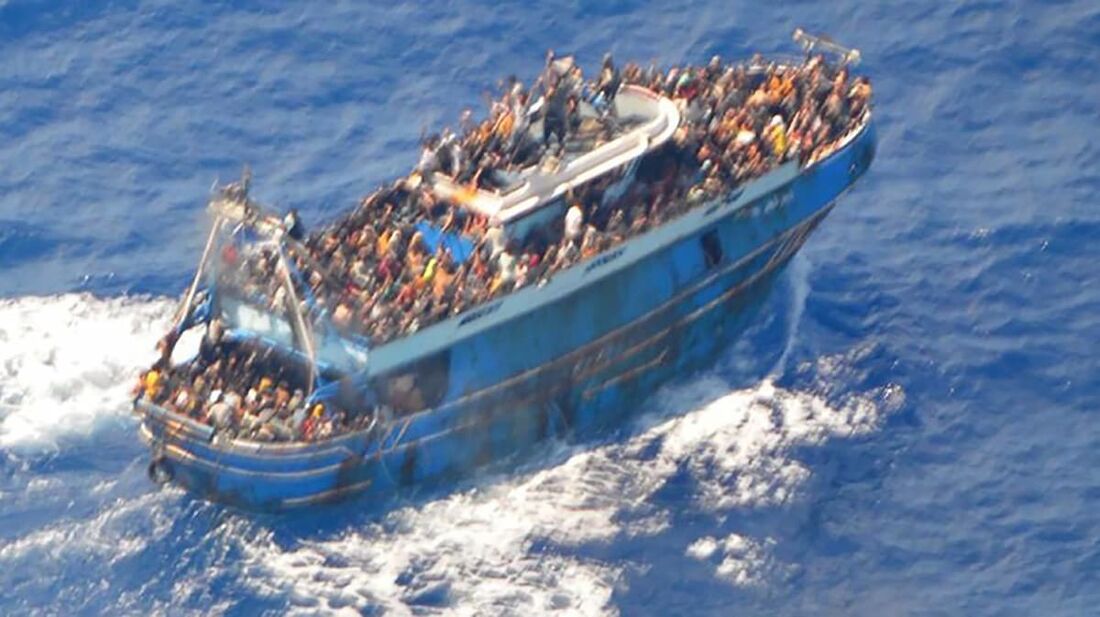 Imagem aérea mostra barco de pesca superlotado de migrantes que naufragou na Grécia