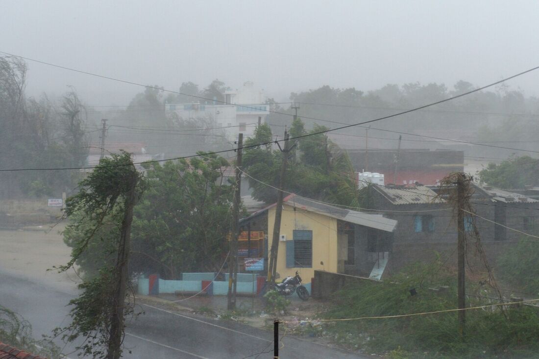 Chuvas fortes e ventos fortes sopram na cidade de Mandvi, cerca de 100 km a sudeste do porto de Jakhau, depois que o ciclone Biparjoy atingiu a costa