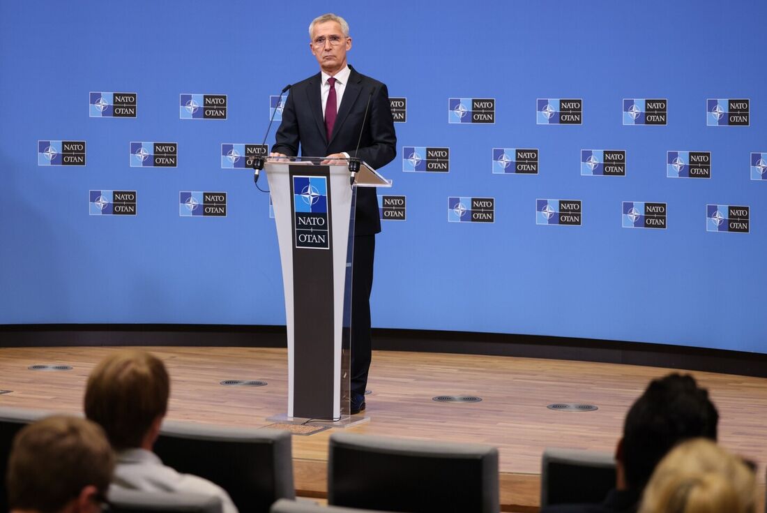 O Secretário-Geral Jens Stoltenberg dirige-se a uma conferência de imprensa durante uma reunião de dois dias do Conselho do Atlântico Norte (NAC) com os Ministros da Defesa, na sede da OTAN em Bruxelas.