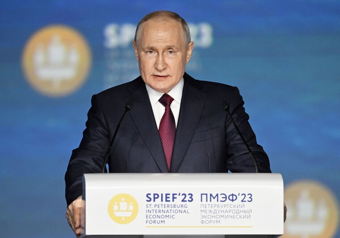 O presidente russo, Vladimir Putin, discursando em uma sessão plenária do Fórum Econômico Internacional de São Petersburgo (SPIEF) em São Petersburgo