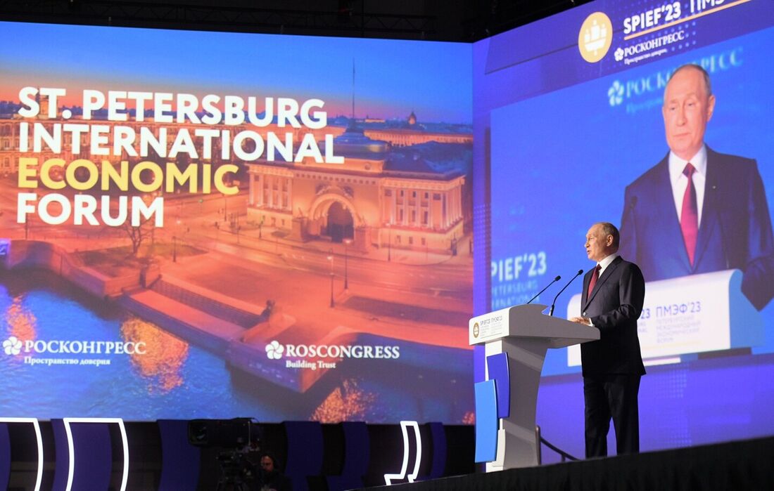 O presidente russo, Vladimir Putin, discursando em uma sessão plenária do Fórum Econômico Internacional de São Petersburgo (SPIEF) em São Petersburgo.