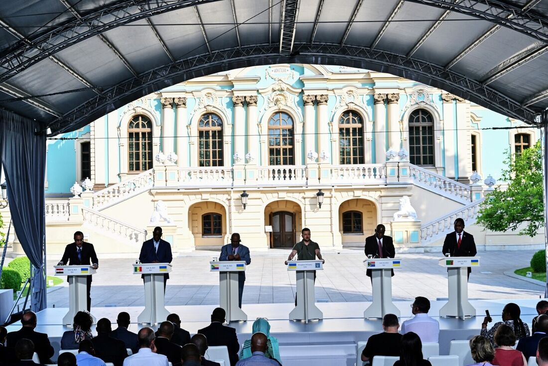 Primeiro-ministro do Egito, Mostafa Madbouly, presidente do Senegal, Macky Sall, presidente das Comores, Azali Assoumani, presidente da Ucrânia, Volodymyr Zelensky, presidente da África do Sul, Cyril Ramaphosa, e presidente da Zâmbia, Hakainde Hichilema