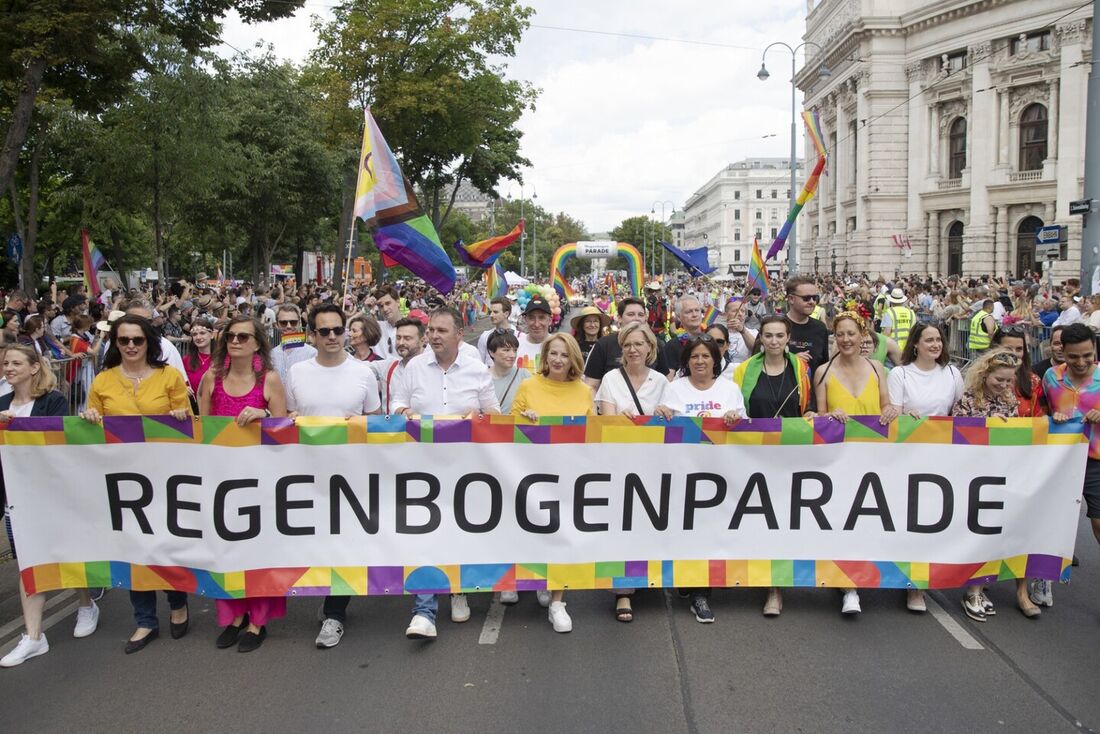 Políticos do Partido Social Democrata da Áustria (SPOe) e Verdes carregam uma faixa com 'Regenbogenparade' (Parada do Orgulho) na Ringstrasse em Viena, Áustria.