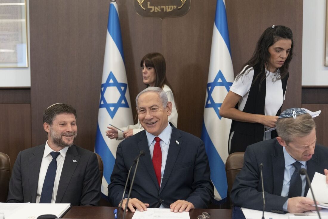 Primeiro-ministro de Israel, Benjamin Netanyahu, prometeu avançar nas controversas reformas judiciais do governo e está vendo cargo de primeiro-ministro ser prejudicado por protestos em massa contra a reforma proposta.