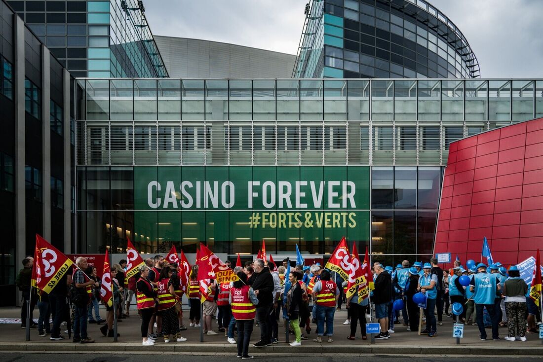 Membros da Confederação Geral dos Sindicatos (CGT) se reúnem para uma manifestação do lado de fora da sede do supermercado Casino