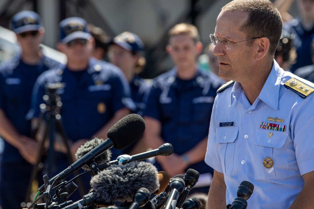 O contra-almirante dos EUA John Mauger, comandante do Primeiro Distrito da Guarda Costeira, fala em uma coletiva de imprensa na Base da Guarda Costeira dos EUA em Boston, Massachusetts, em 22 de junho de 2023