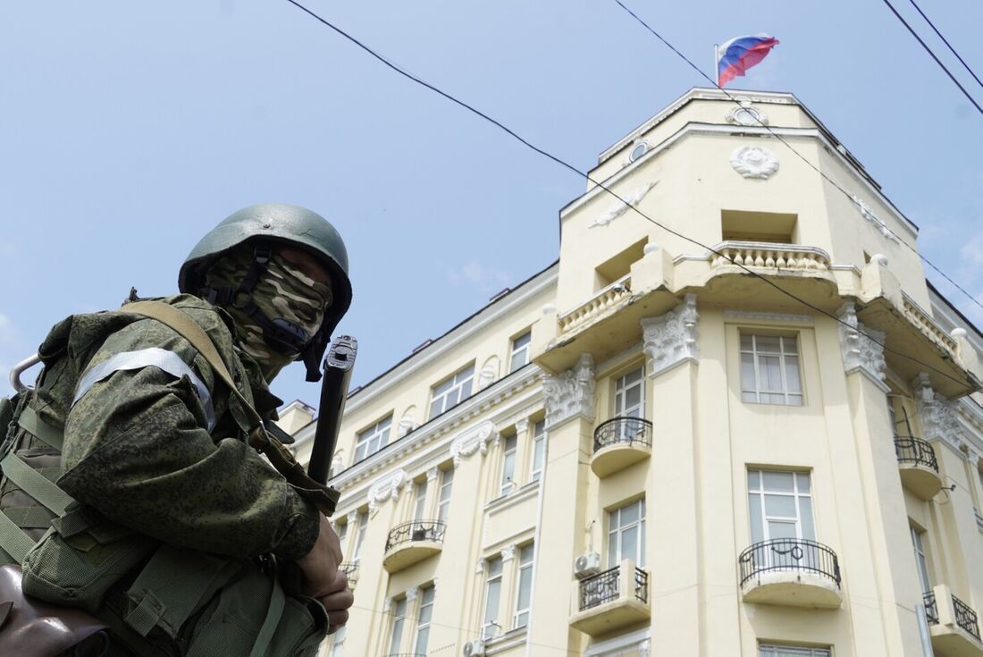 Membro do grupo paramilitar Wagner em rua de Rostov